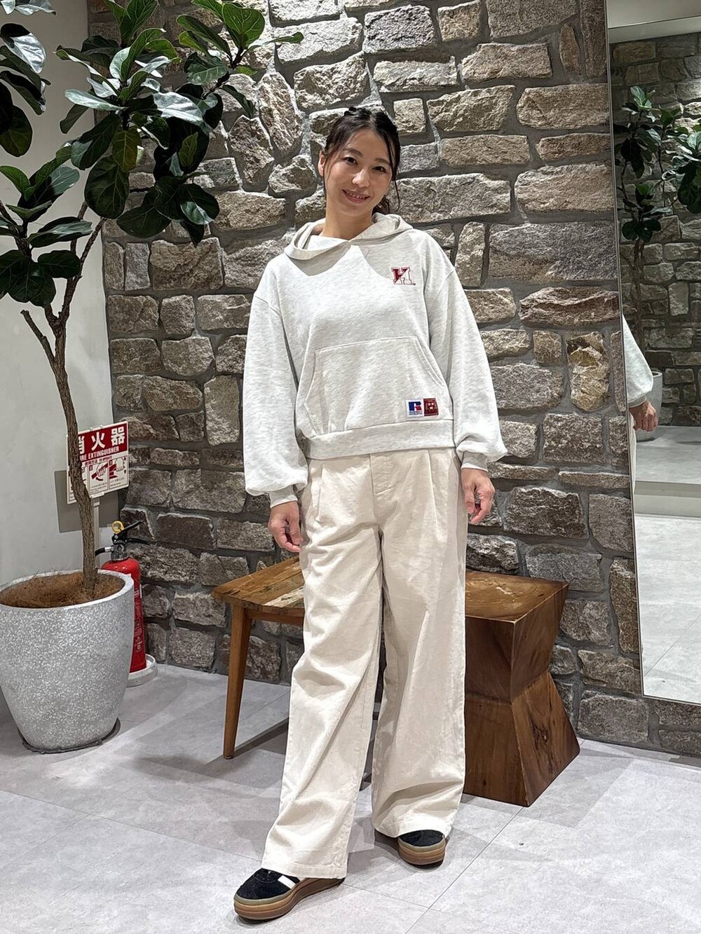 ホワイト系のスウェットを着用したレディースの冬コーディネートの2枚目の写真