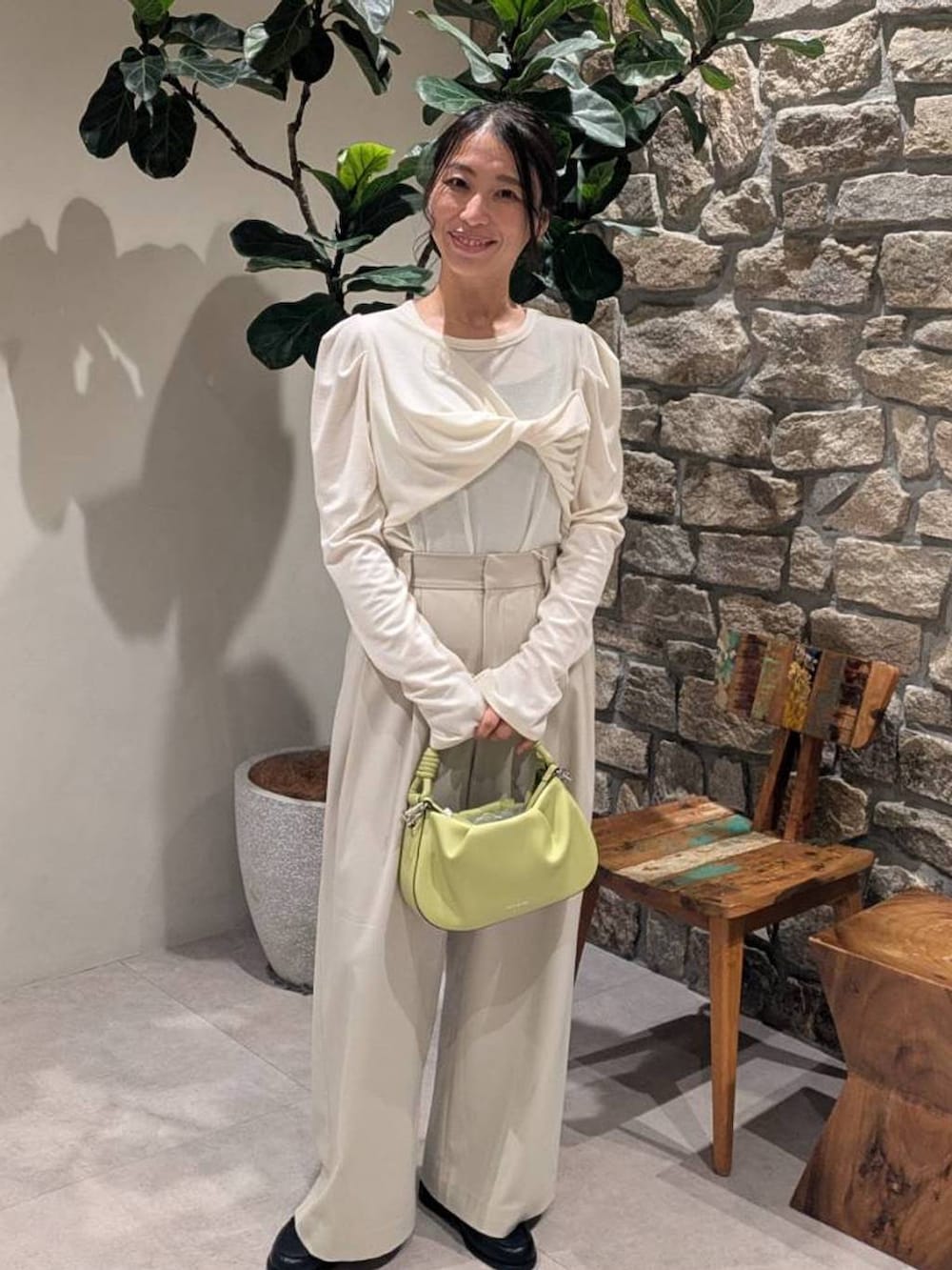 その他のローファー、ホワイト系のTシャツ/カットソー、グレー系のその他パンツを着用したレディースの春コーディネートの3枚目の写真