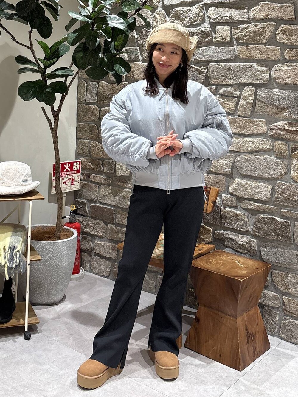 ブラック系のその他パンツ、ブルー系のMA-1を着用したレディースの冬コーディネートの2枚目の写真