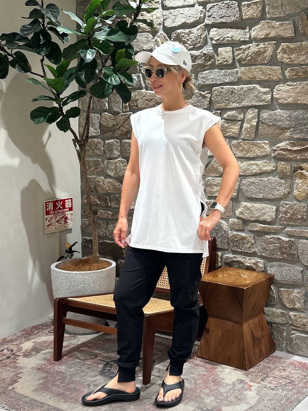 ブラック系のその他パンツ、ホワイト系のTシャツ/カットソー、ブラック系のサンダルを着用したレディースの夏コーディネートの2枚目の写真