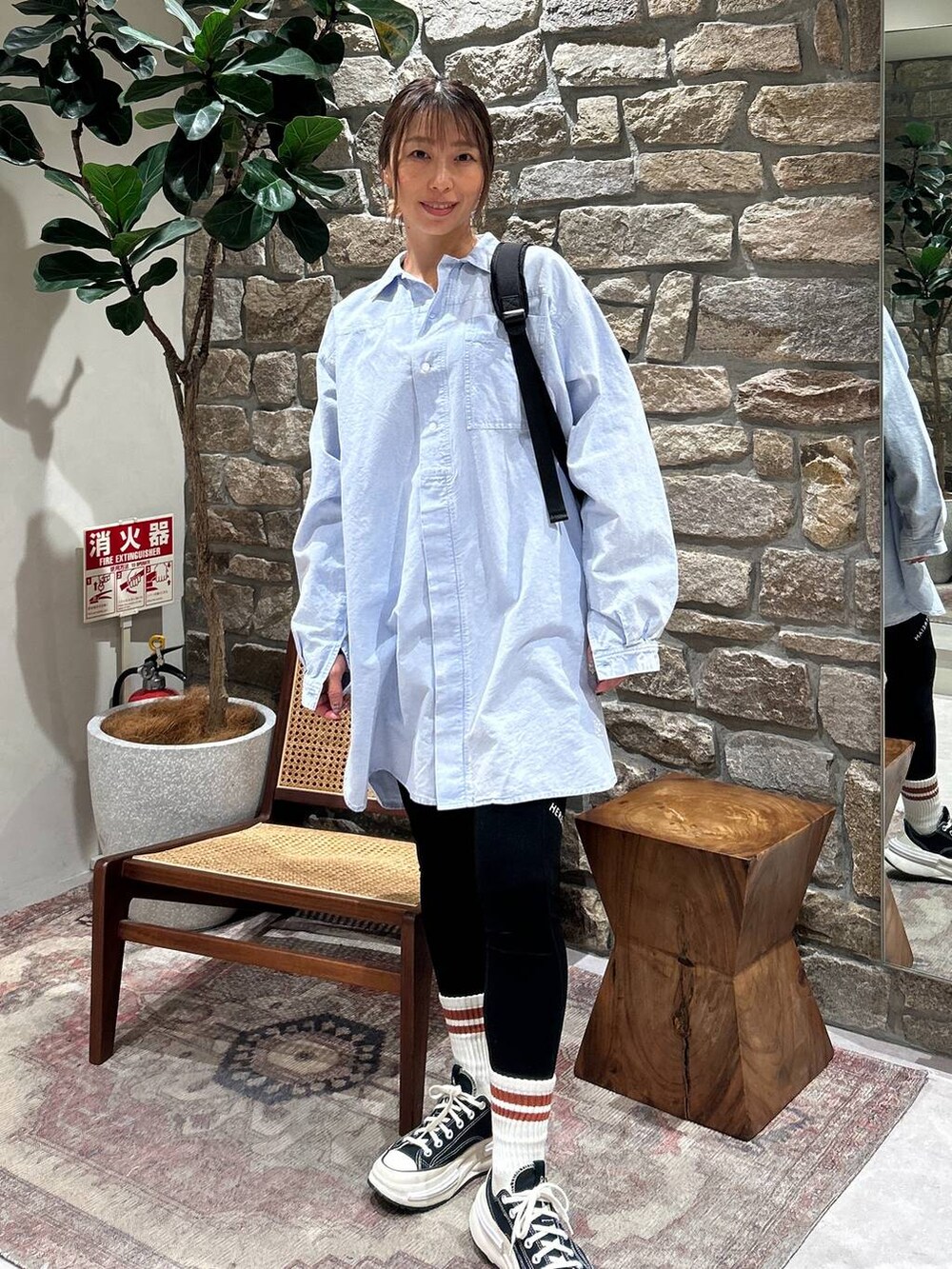 ブラック系のバックパック/リュック、ブルー系のシャツ/ブラウス、ブラック系のレギンス/スパッツを着用したレディースの冬コーディネートの2枚目の写真