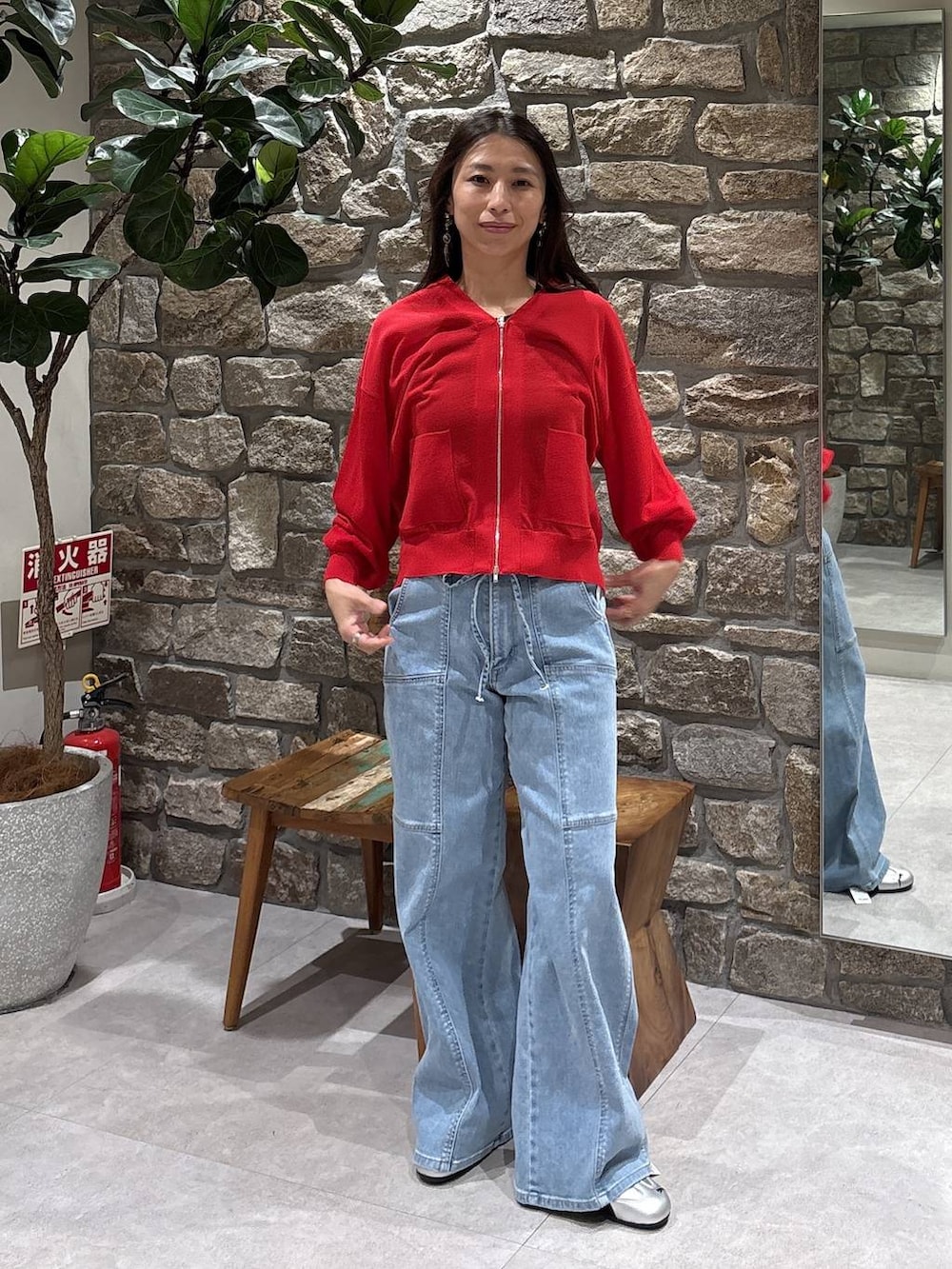 レッド系のカーディガン/ボレロ、グレー系のスニーカーを着用したレディースの春コーディネートの2枚目の写真