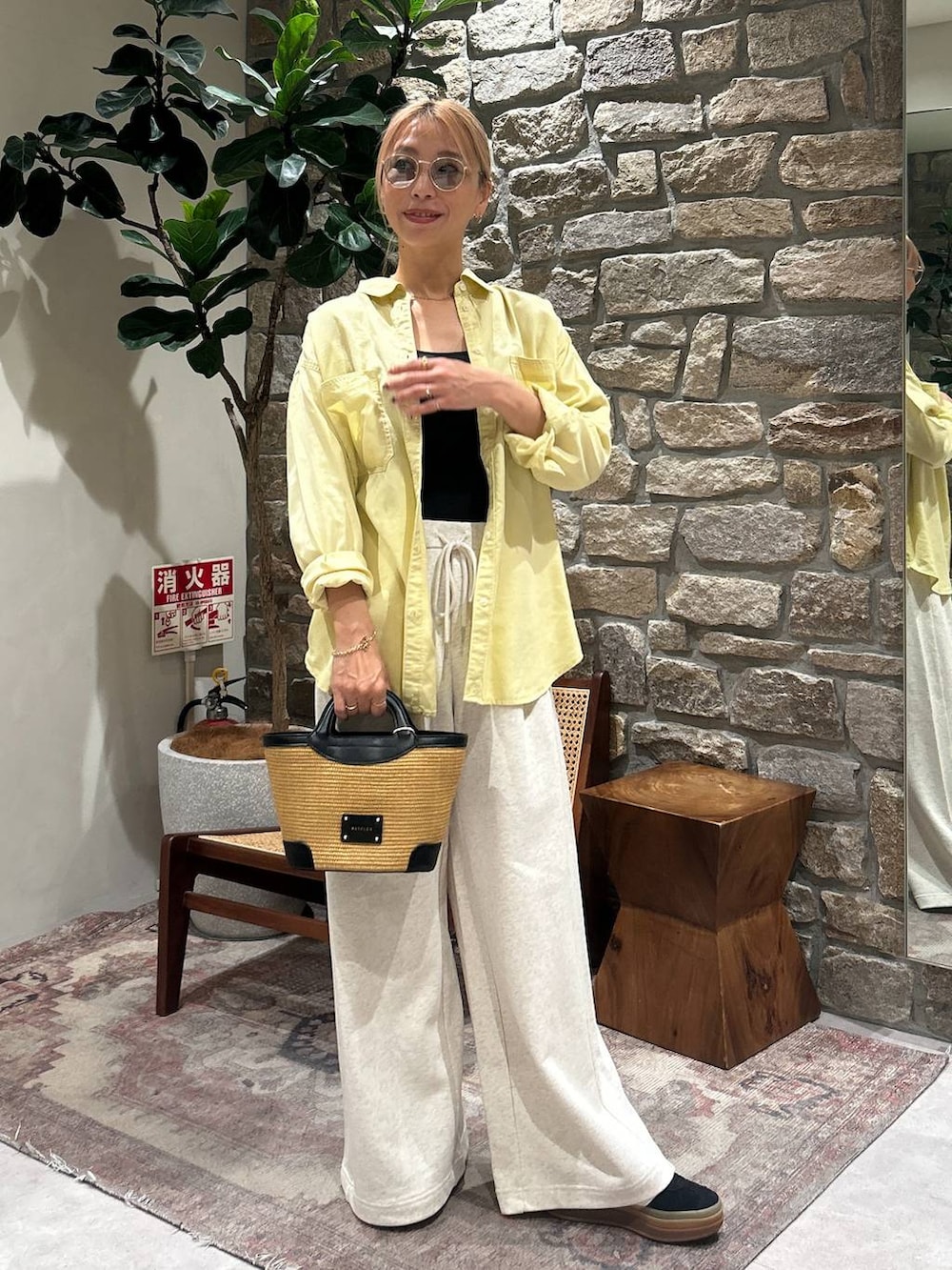 イエロー系のシャツ/ブラウス、ブルー系のその他パンツ、ベージュ系のスウェットパンツを着用したレディースの春コーディネートの3枚目の写真