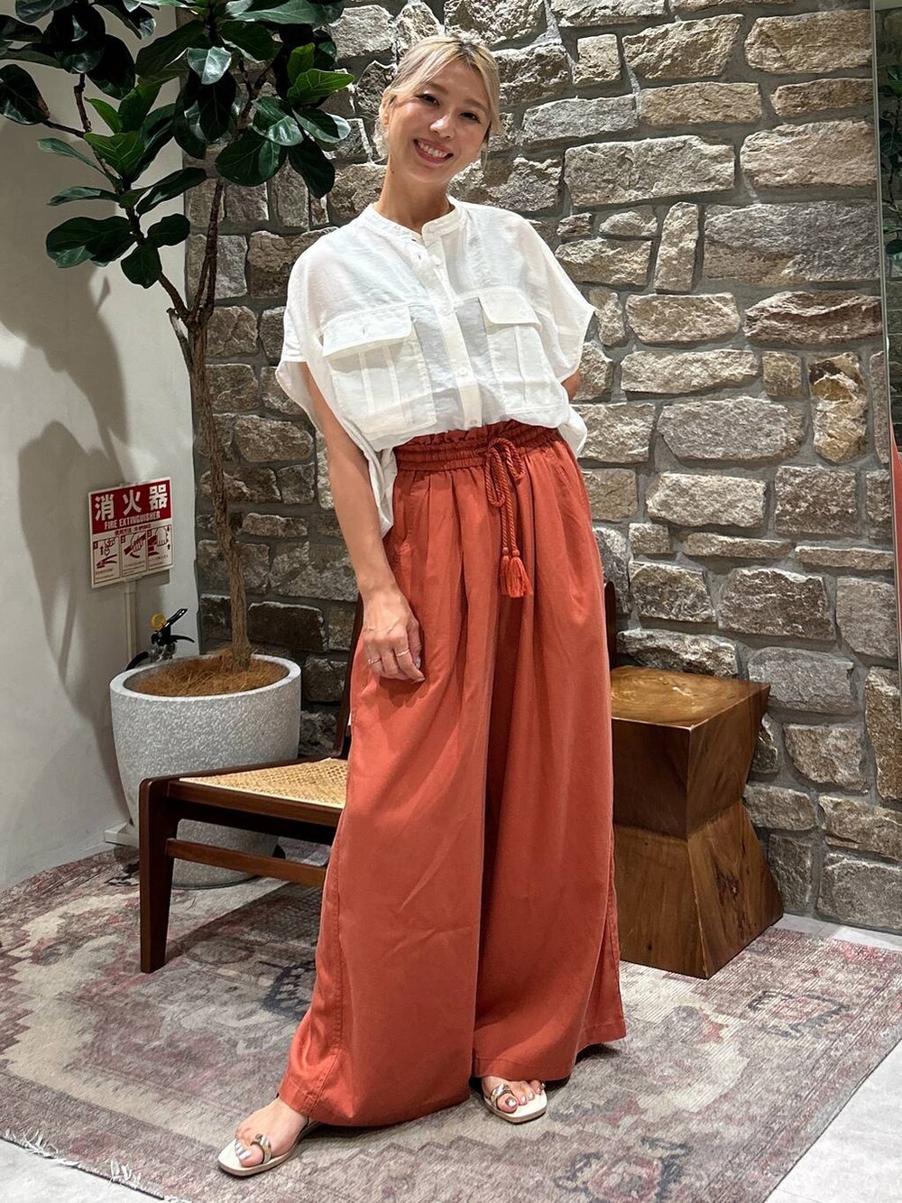 ホワイト系のシャツ/ブラウス、ブラウン系のその他パンツ、ホワイト系のサンダルを着用したレディースの夏コーディネートの3枚目の写真