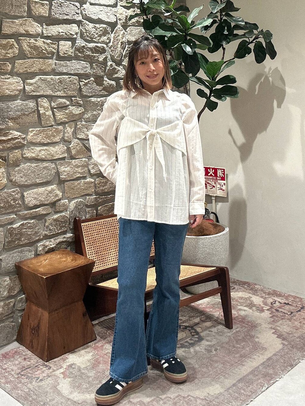 ブルー系のデニムパンツ、ホワイト系のシャツ/ブラウスを着用したレディースの春コーディネートの2枚目の写真