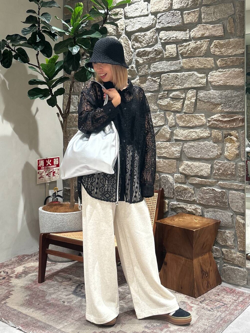 グレー系のトートバッグ、ベージュ系のスウェットパンツ、ブラック系のシャツ/ブラウスを着用したレディースの春コーディネートの3枚目の写真