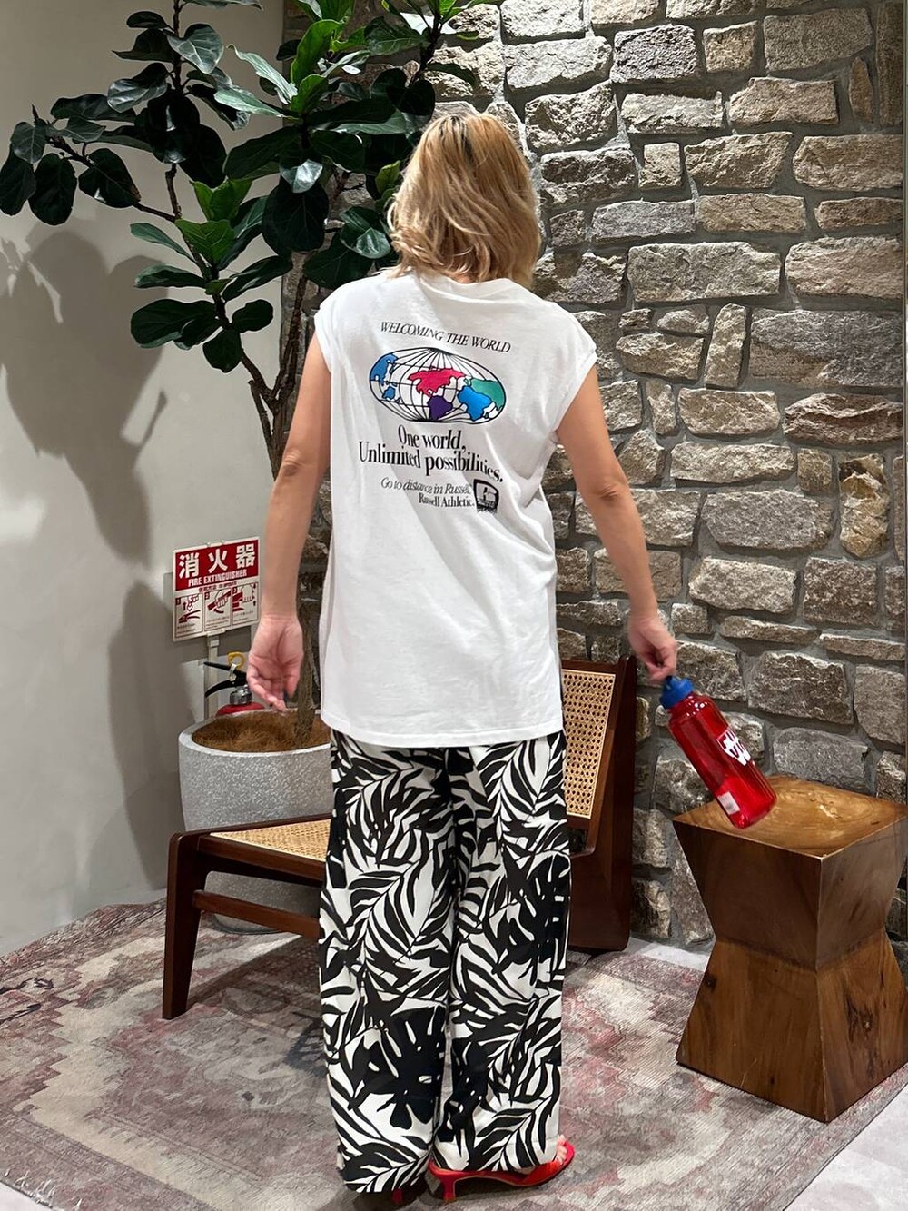 ホワイト系のTシャツ/カットソー、ベージュ系のその他パンツ、レッド系のサンダルを着用したレディースの春コーディネートの3枚目の写真