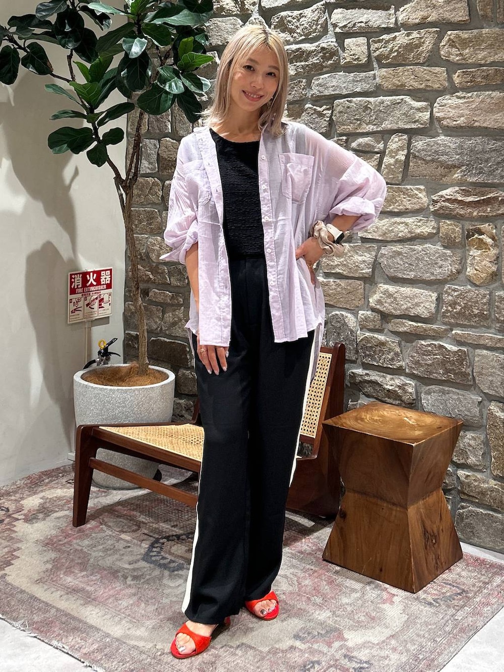 パープル系のシャツ/ブラウス、ブラック系のその他パンツ、レッド系のサンダルを着用したレディースの夏コーディネートの2枚目の写真