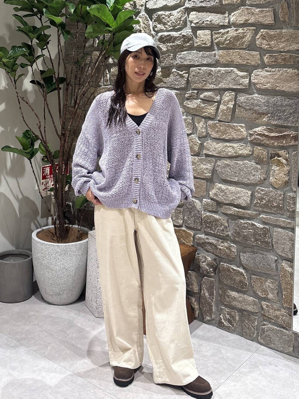 ホワイト系のその他パンツ、パープル系のカーディガン/ボレロ、ブラウン系のローファーを着用したレディースの秋コーディネートの2枚目の写真