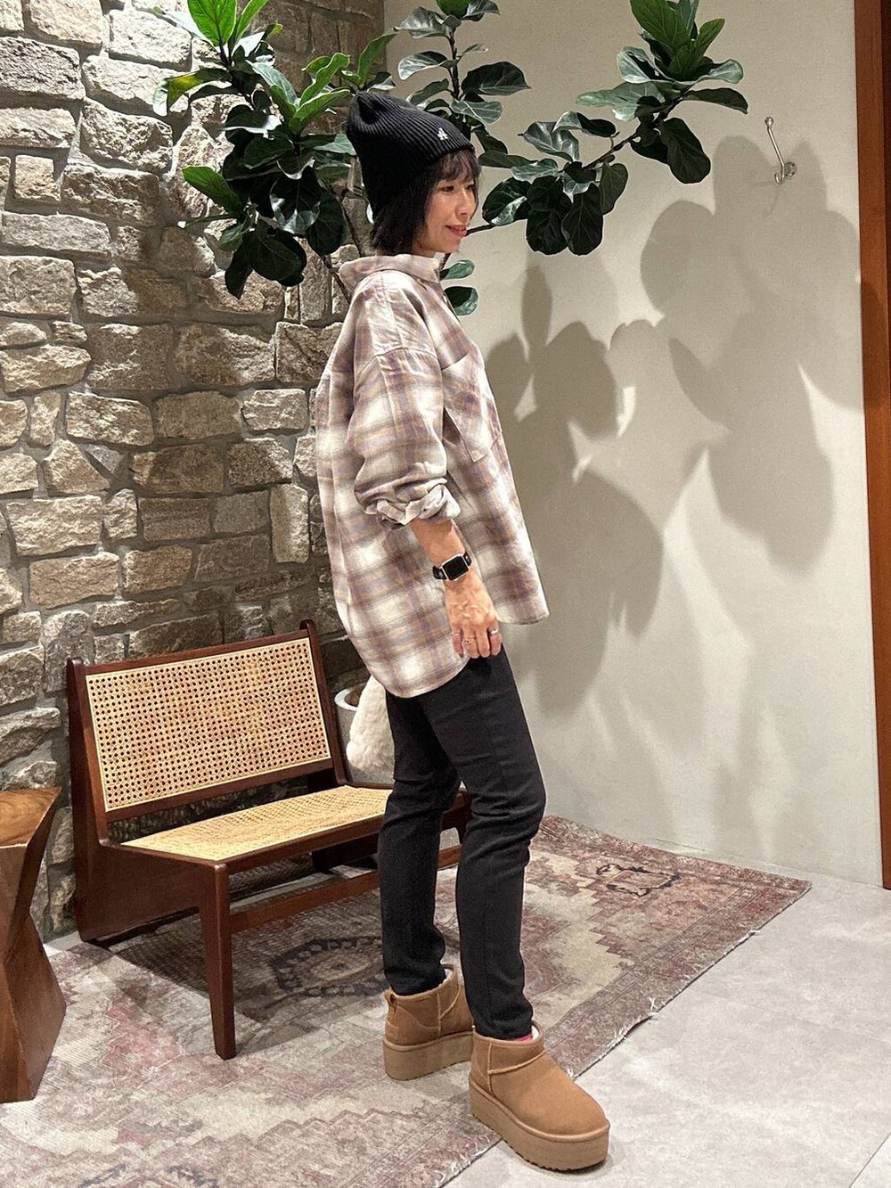 ブラック系のその他パンツ、パープル系のシャツ/ブラウス、ホワイト系のショルダーバッグを着用したレディースの秋コーディネートの2枚目の写真