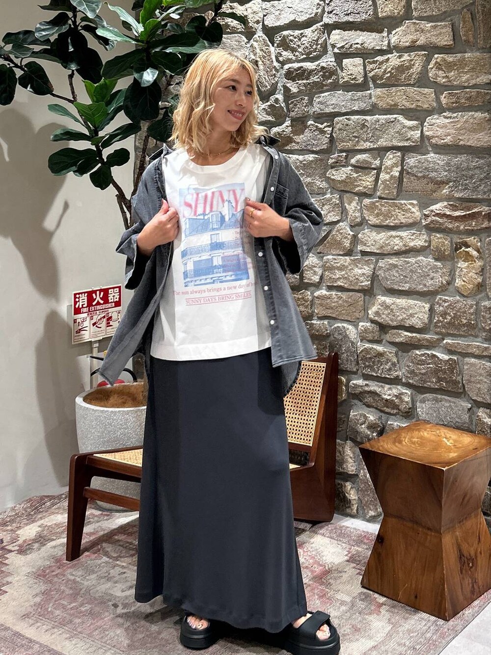 ブラック系のサンダル、ピンク系のTシャツ/カットソー、グレー系のシャツ/ブラウスを着用したレディースの春コーディネートの3枚目の写真