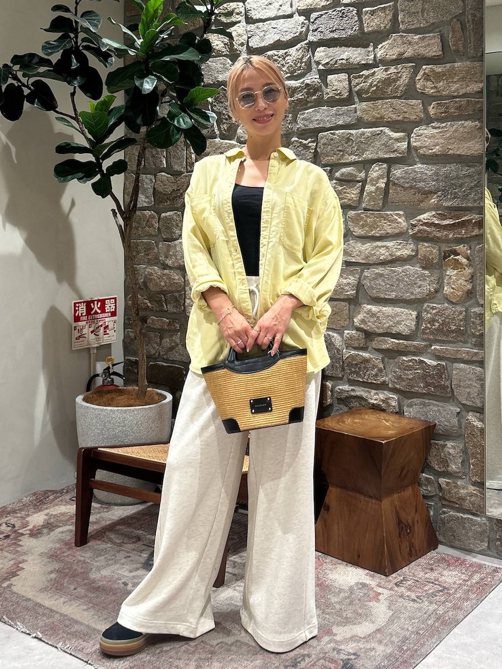 イエロー系のシャツ/ブラウス、ブルー系のその他パンツ、ベージュ系のスウェットパンツを着用したレディースの春コーディネートの2枚目の写真