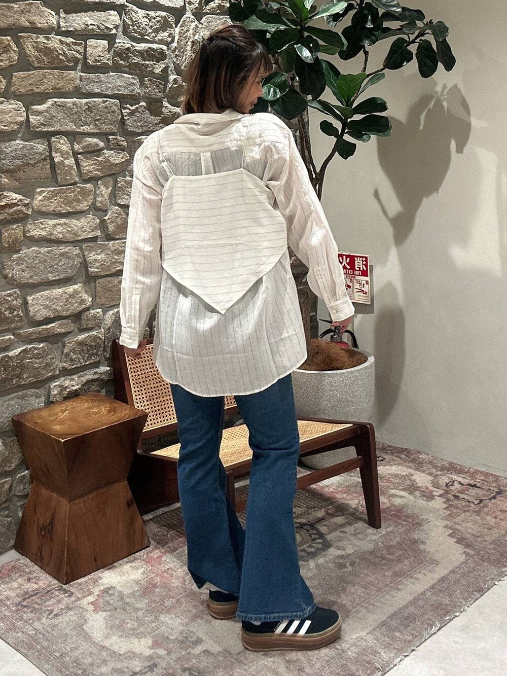 ブルー系のデニムパンツ、ホワイト系のシャツ/ブラウスを着用したレディースの春コーディネートの3枚目の写真