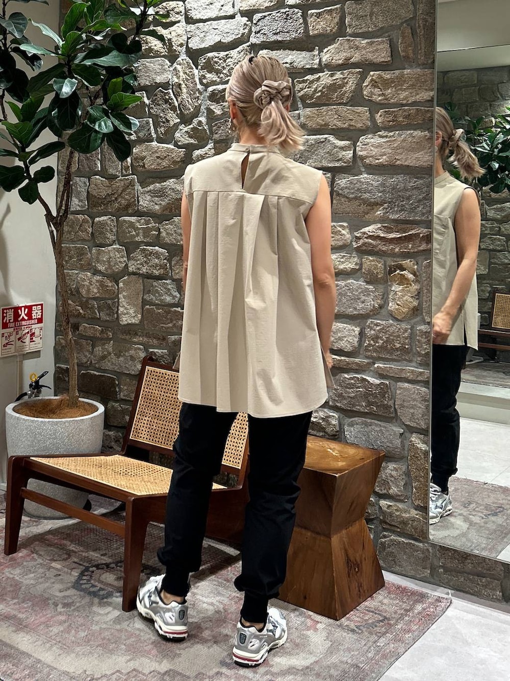 ブラック系のその他パンツ、グレー系のスニーカー、ベージュ系のシャツ/ブラウスを着用したレディースの夏コーディネートの2枚目の写真