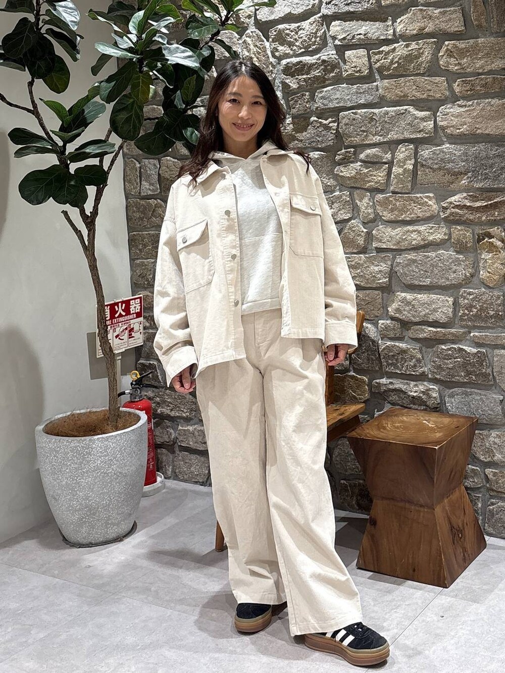 ホワイト系のスウェットを着用したレディースの冬コーディネートの3枚目の写真