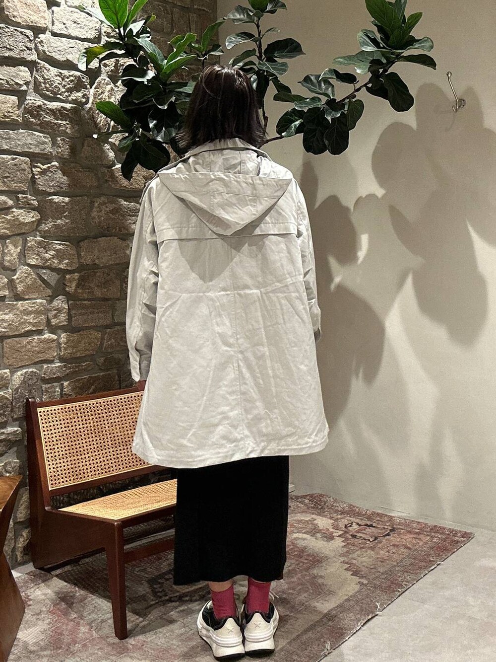 ブラック系のスカート、グレー系のマウンテンパーカー、ブラック系のニット/セーターを着用したレディースの秋コーディネートの4枚目の写真