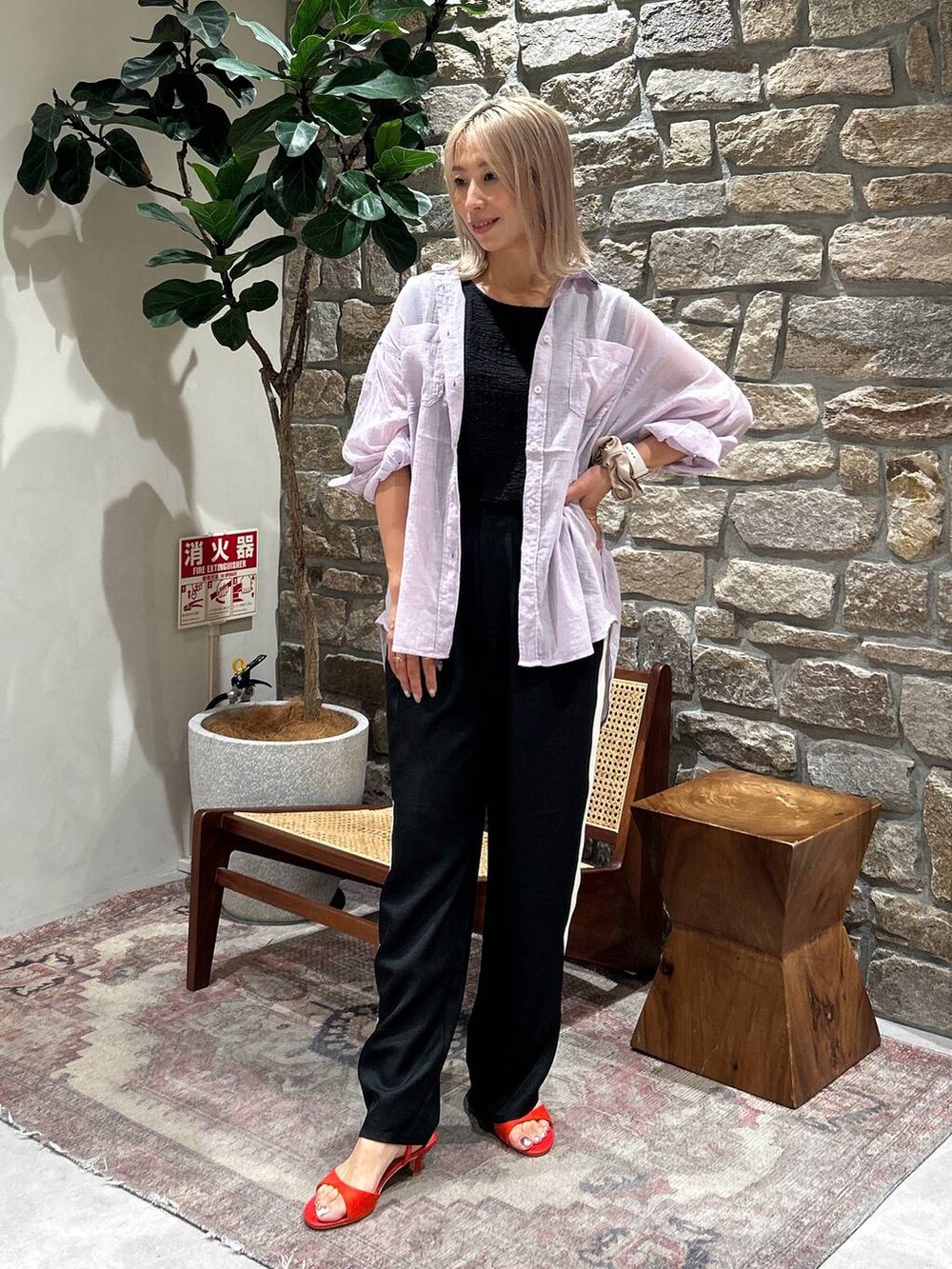 パープル系のシャツ/ブラウス、ブラック系のその他パンツ、レッド系のサンダルを着用したレディースの夏コーディネートの3枚目の写真