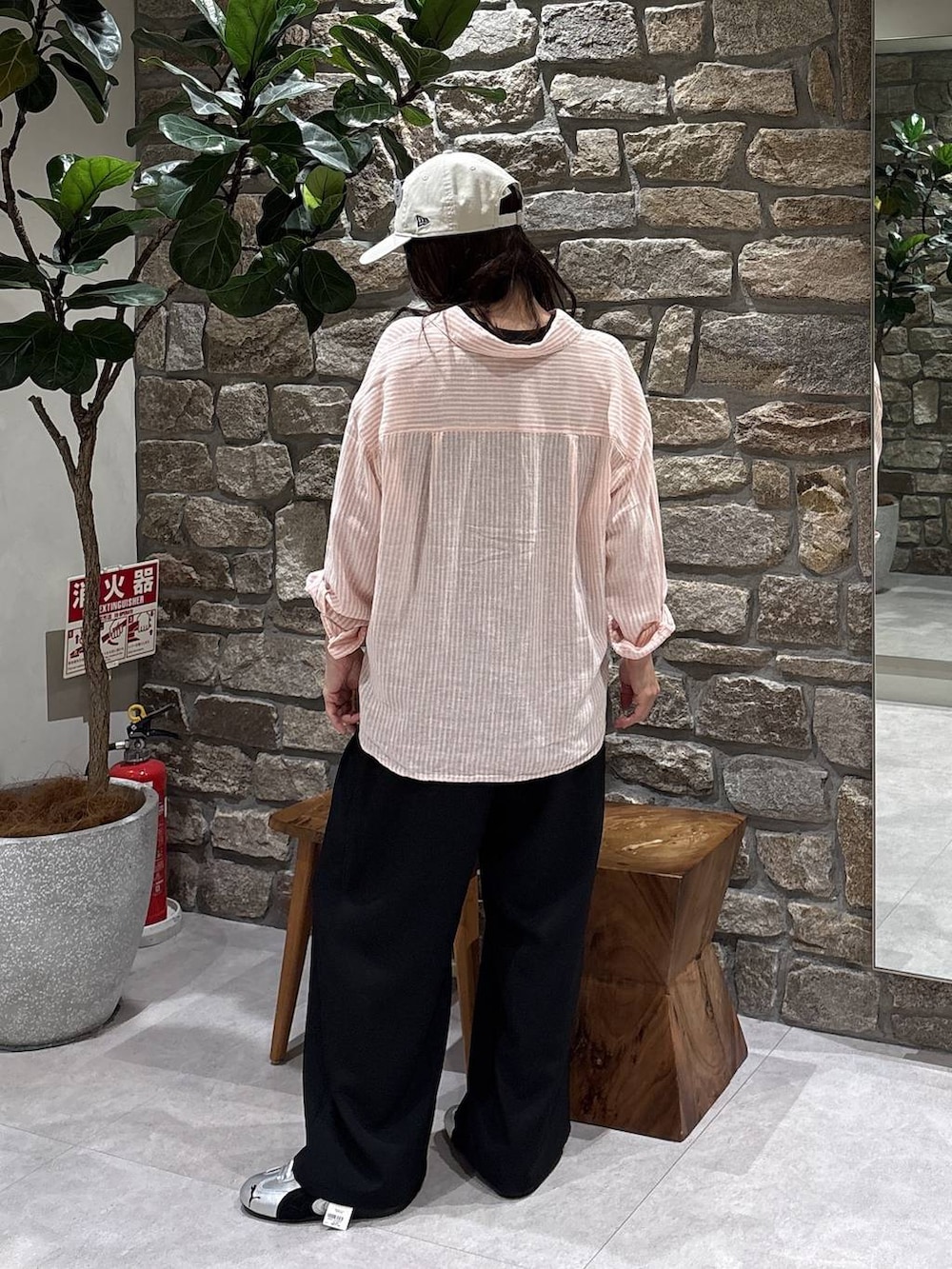 グレー系のスニーカー、ブラック系のその他パンツ、ピンク系のシャツ/ブラウスを着用したレディースの春コーディネートの2枚目の写真