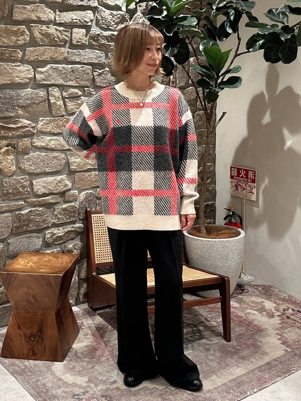 ベージュ系のニット/セーター、ブラック系のブーツ、ブラック系のその他パンツを着用したレディースの秋コーディネートの3枚目の写真