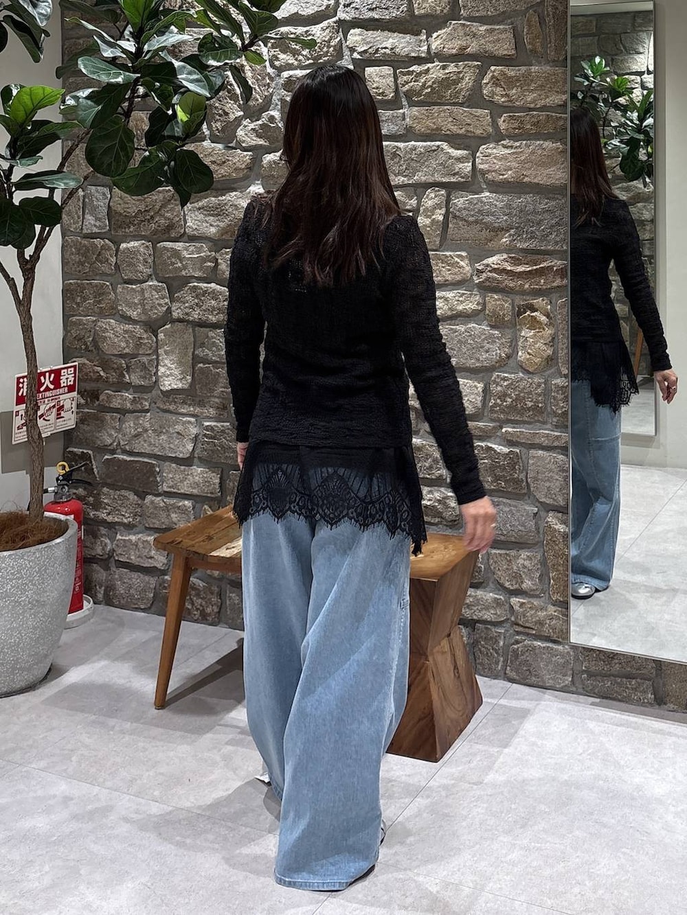 グレー系のスニーカー、ブラック系のTシャツ/カットソー、ブラック系のTシャツ/カットソーを着用したレディースの春コーディネートの3枚目の写真