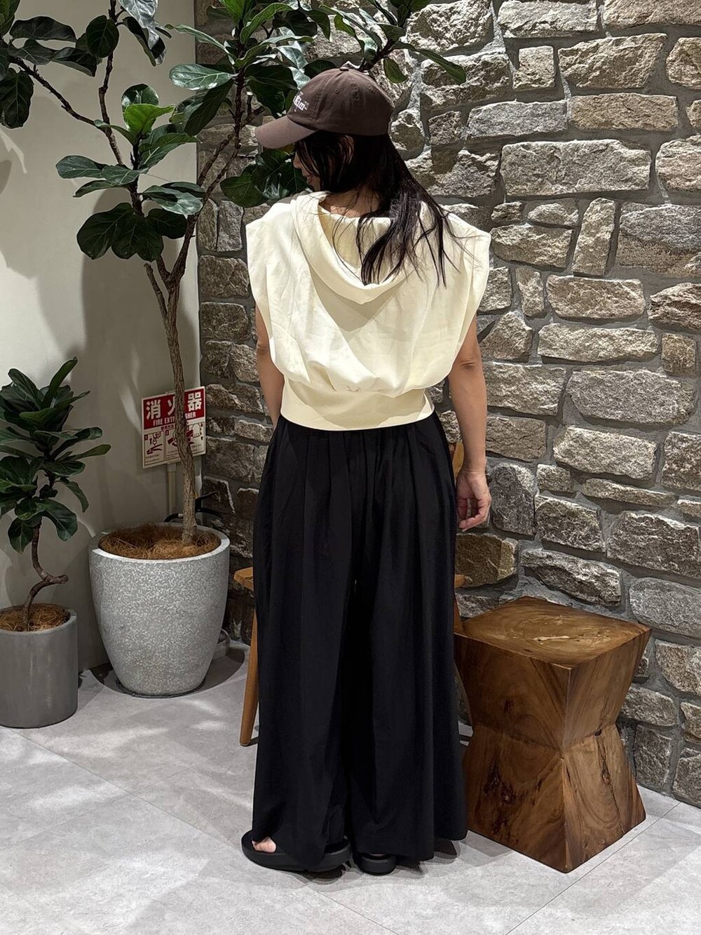 ホワイト系のパーカー、ブラック系のその他パンツ、ブラック系のサンダルを着用したレディースの夏コーディネートの3枚目の写真