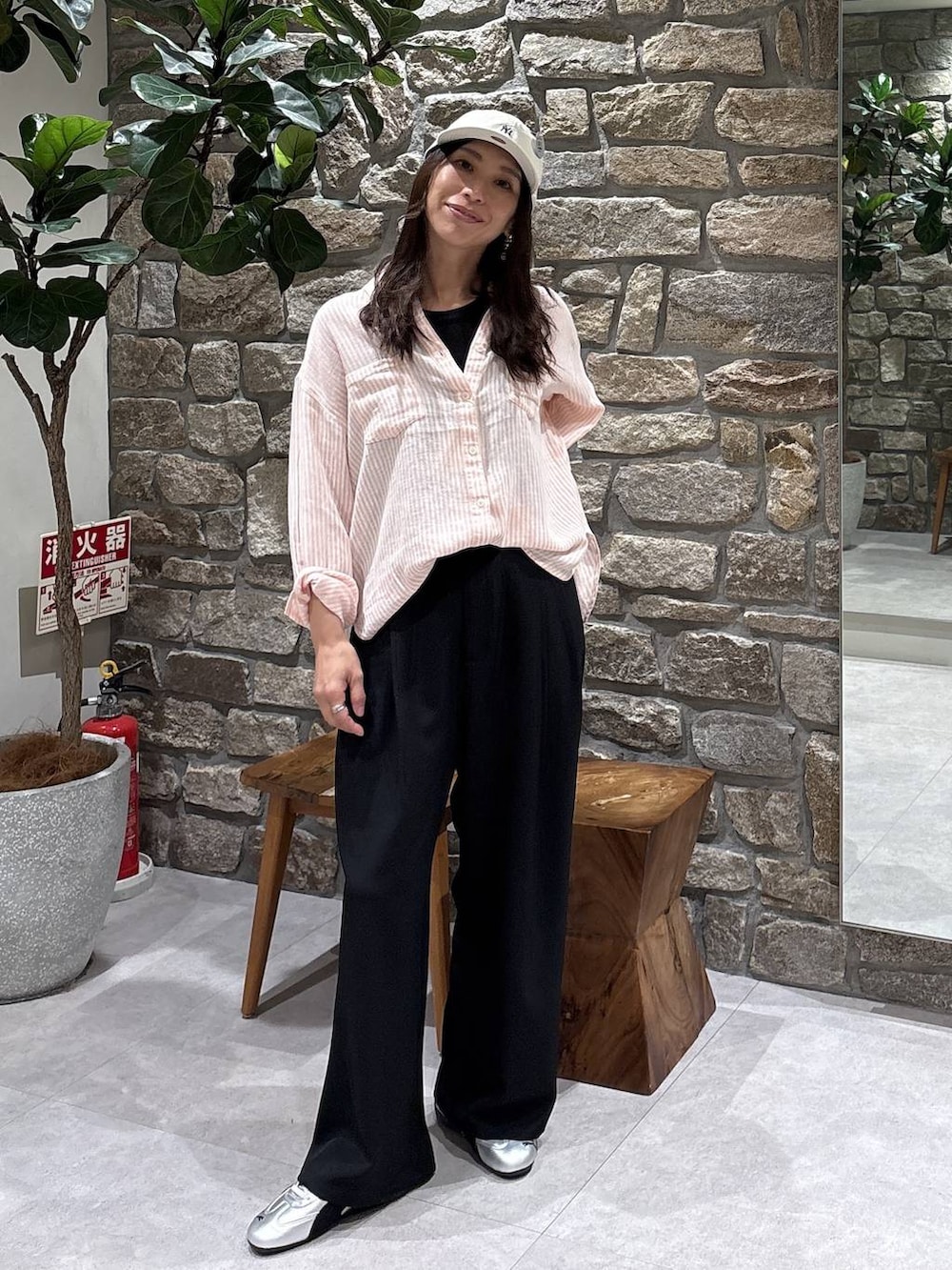 グレー系のスニーカー、ブラック系のその他パンツ、ピンク系のシャツ/ブラウスを着用したレディースの春コーディネートの3枚目の写真