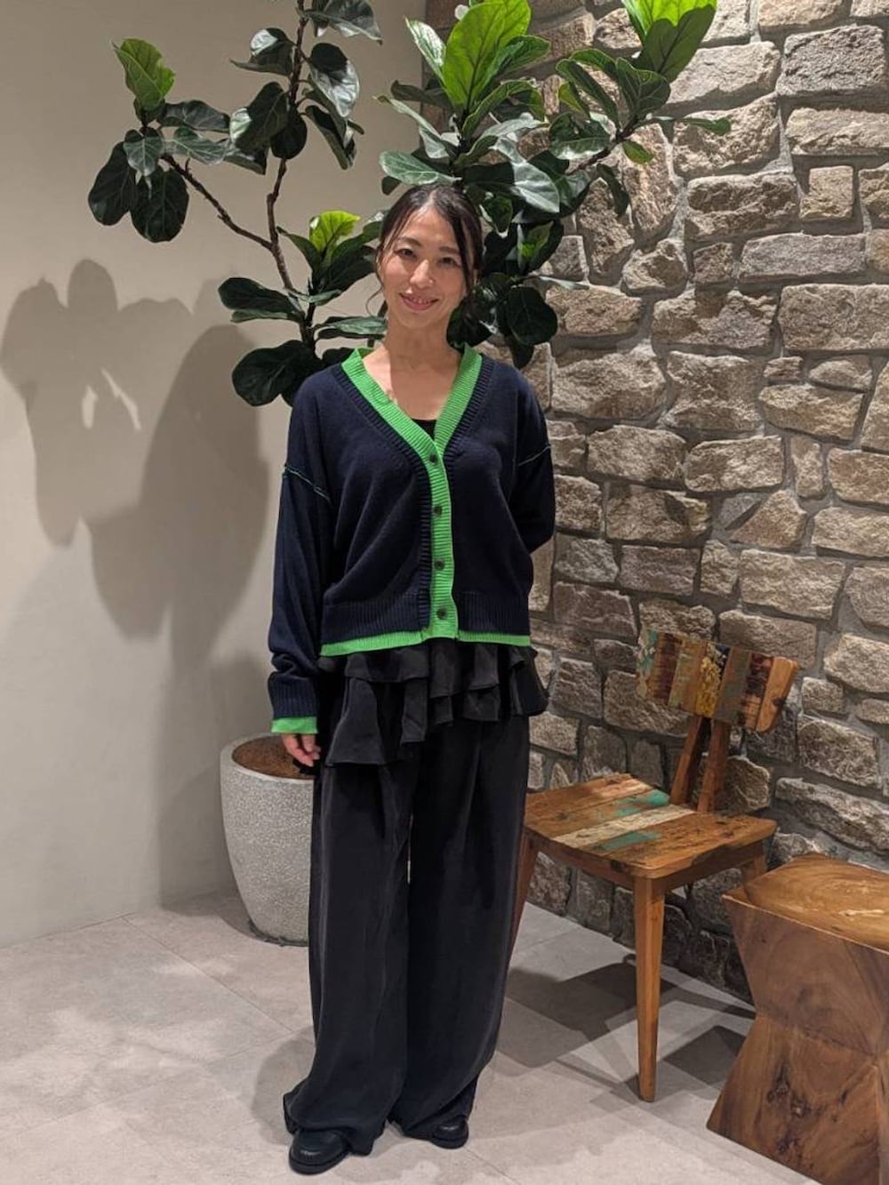 その他のローファー、ブルー系のカーディガン/ボレロ、ブラック系のその他パンツを着用したレディースの春コーディネートの2枚目の写真