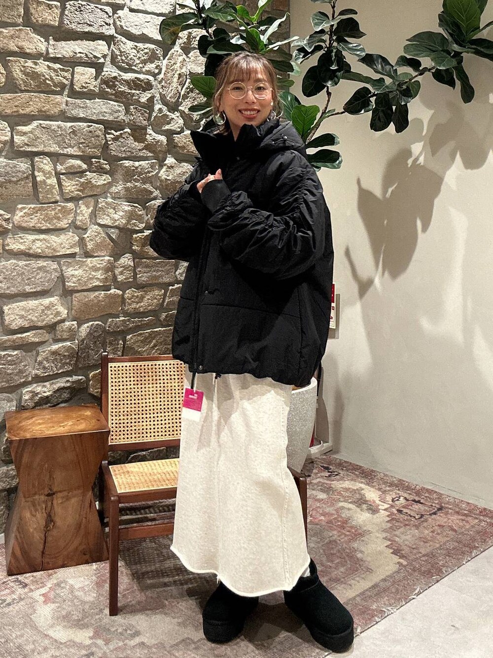 ブラック系のブルゾン、ブルー系のスウェット、ベージュ系のスカートを着用したレディースの冬コーディネートの3枚目の写真