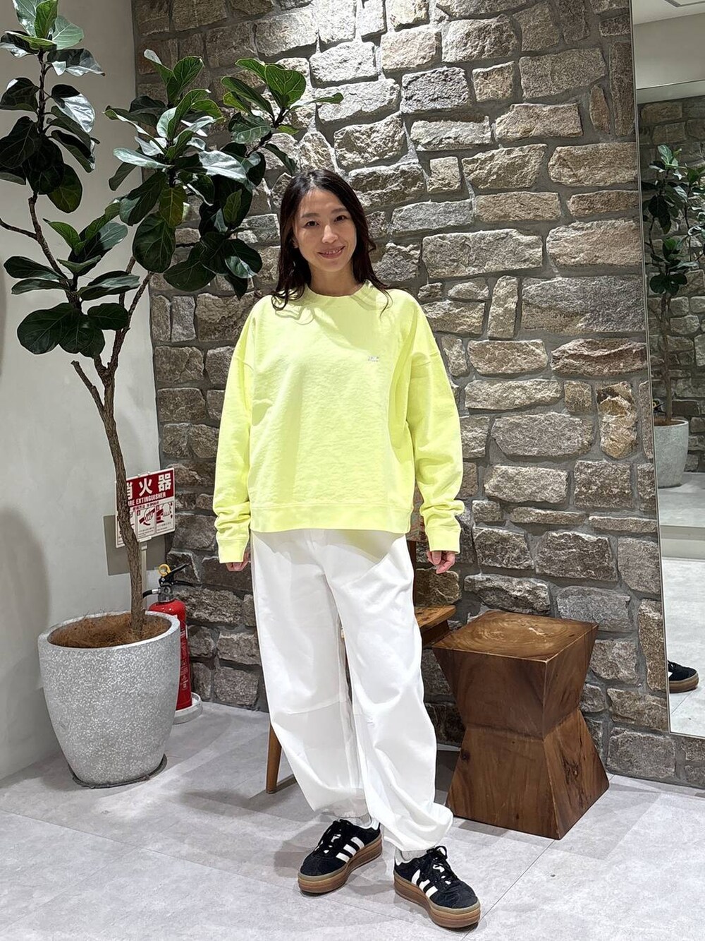 ホワイト系のスウェットパンツ、イエロー系のスウェットを着用したレディースの冬コーディネートの3枚目の写真