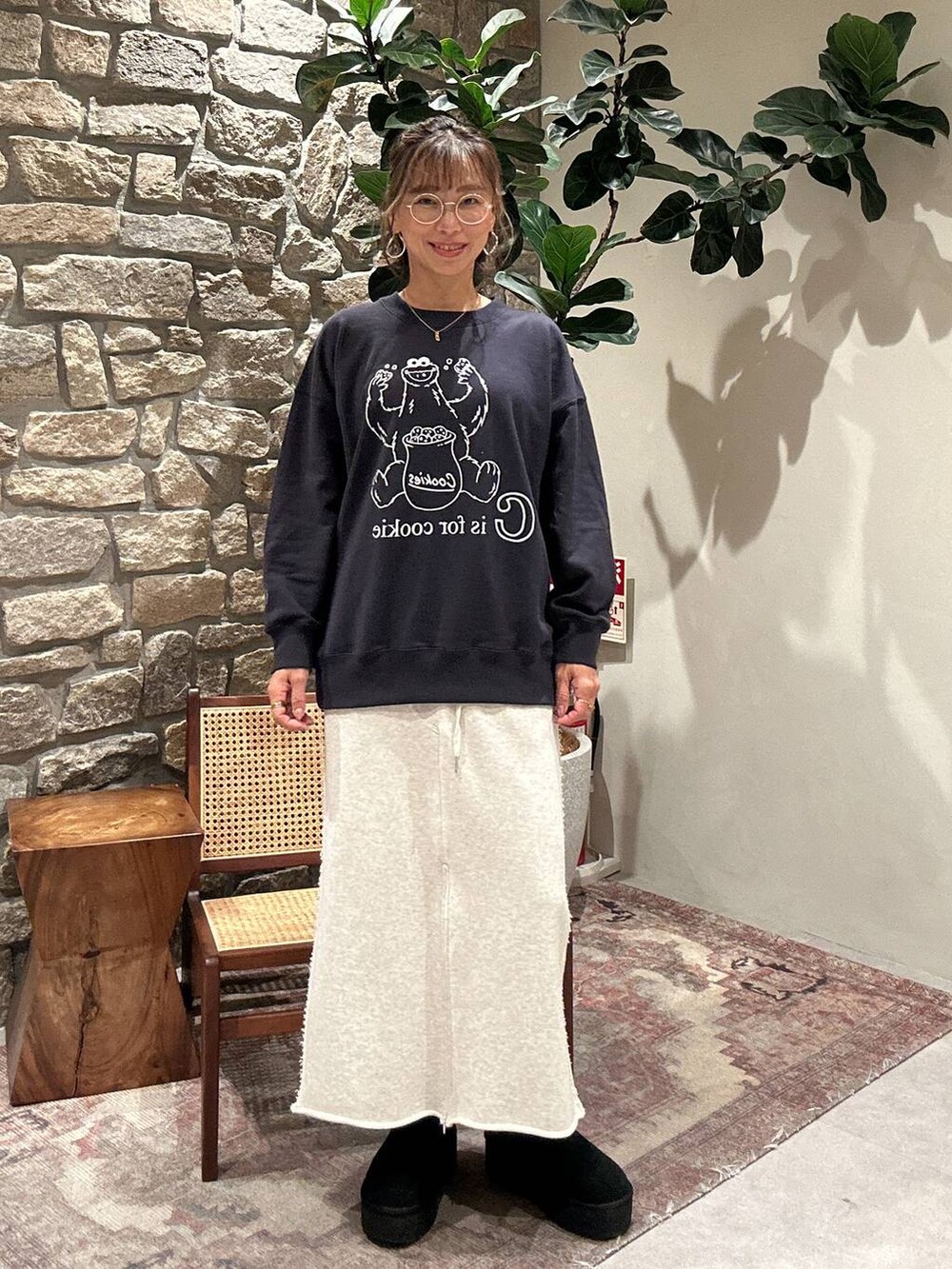 ブラック系のブルゾン、ブルー系のスウェット、ベージュ系のスカートを着用したレディースの冬コーディネートの2枚目の写真