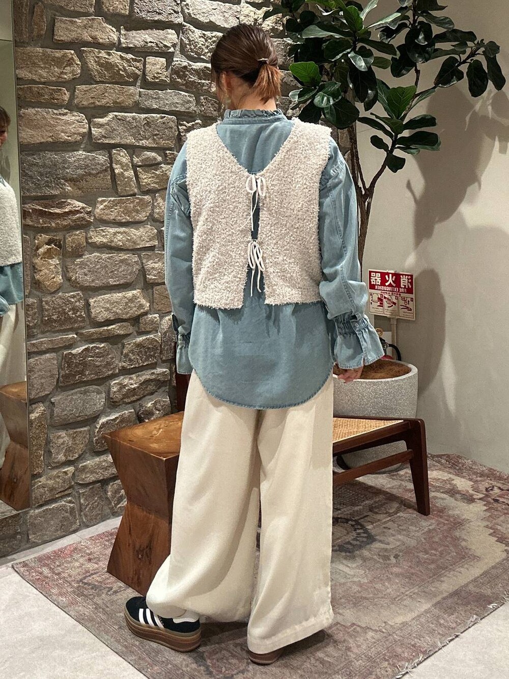 ホワイト系のその他パンツ、ブルー系のシャツ/ブラウス、ホワイト系のベストを着用したレディースの冬コーディネートの2枚目の写真