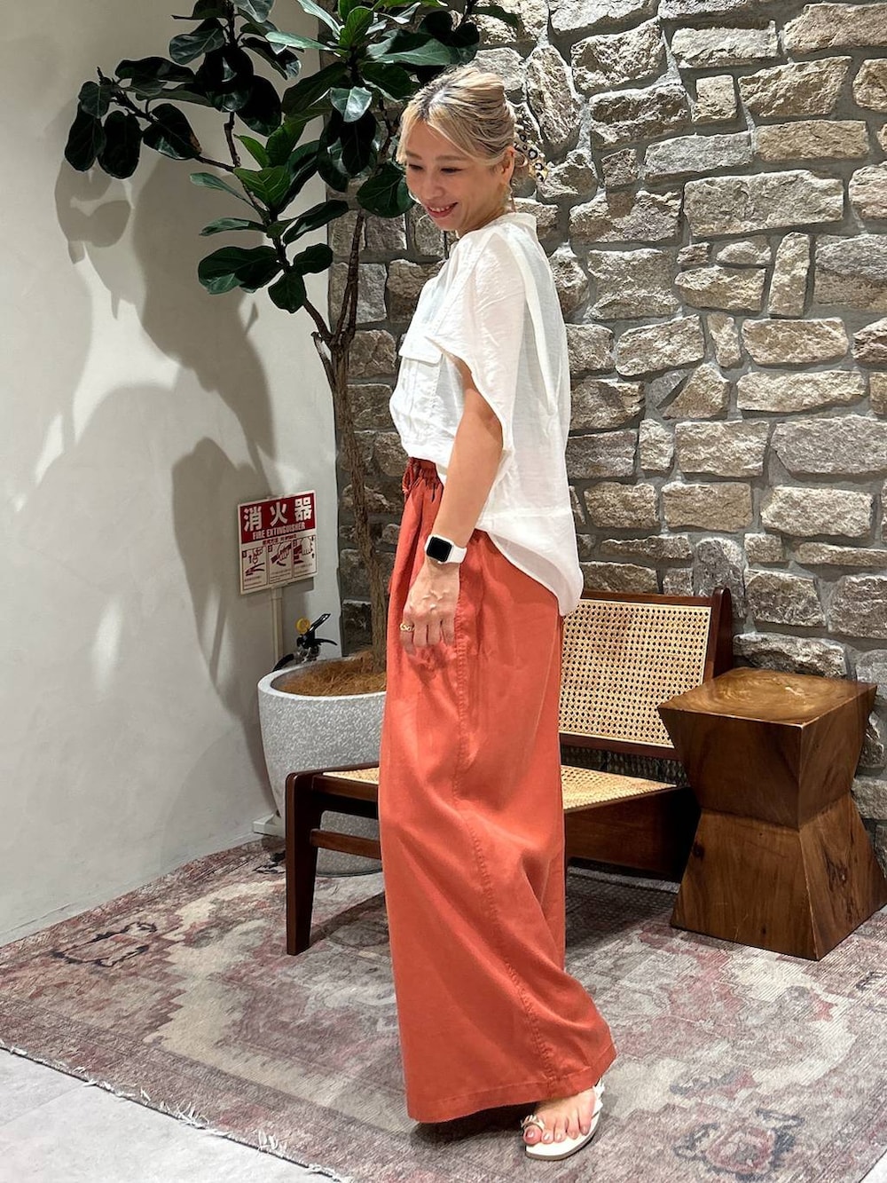 ホワイト系のシャツ/ブラウス、ブラウン系のその他パンツ、ホワイト系のサンダルを着用したレディースの夏コーディネートの2枚目の写真