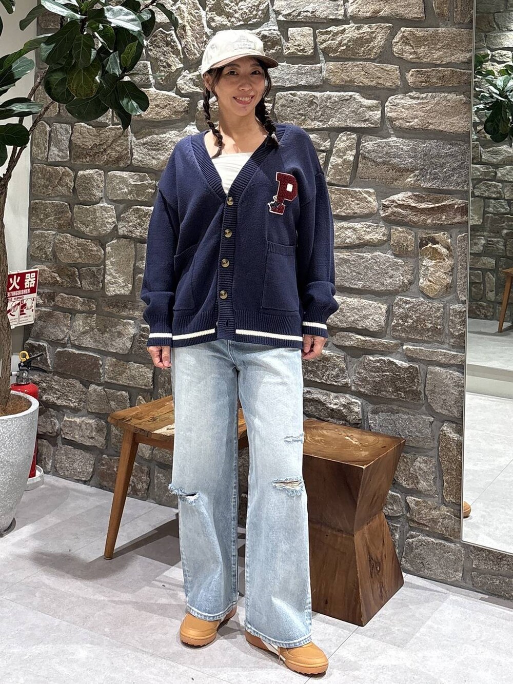 ベージュ系のキャミソール、ブルー系のカーディガン/ボレロ、ブルー系のデニムパンツを着用したレディースの冬コーディネートの3枚目の写真