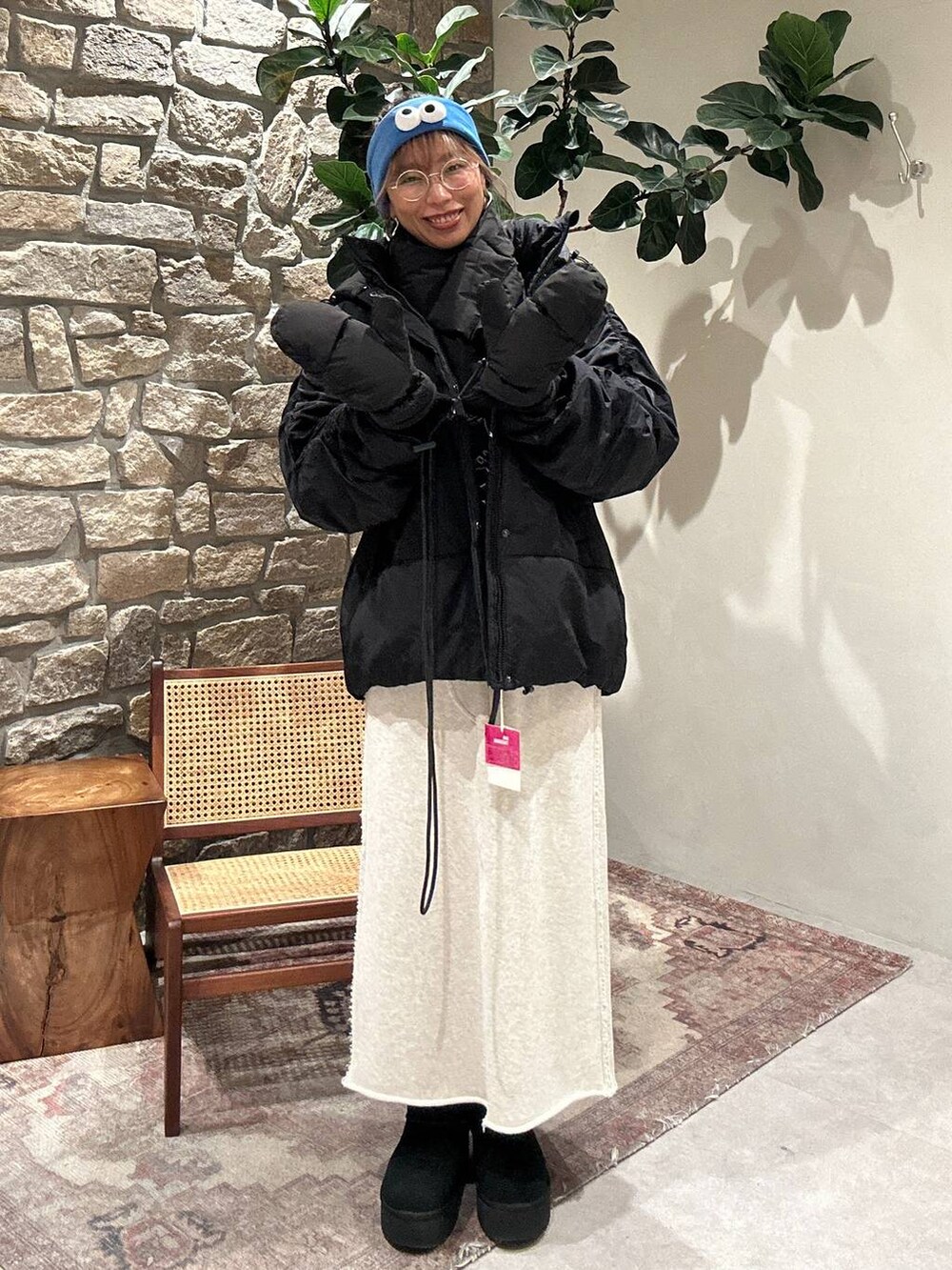 ブラック系のブルゾン、ブルー系のスウェット、ベージュ系のスカートを着用したレディースの冬コーディネートの3枚目の写真