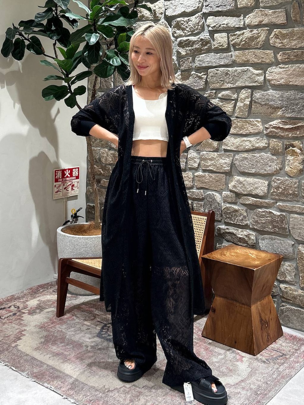 ブラック系のサンダル、ブラック系のワンピース、ブラック系のその他パンツを着用したレディースの春コーディネートの2枚目の写真