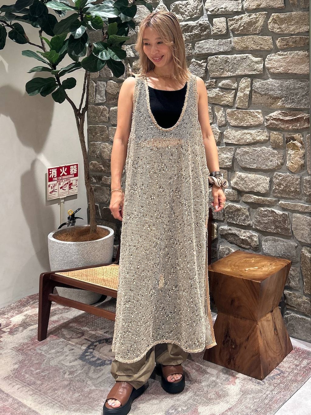 ブラウン系のサンダル、グリーン系のその他パンツ、グリーン系のワンピースを着用したレディースの夏コーディネートの2枚目の写真