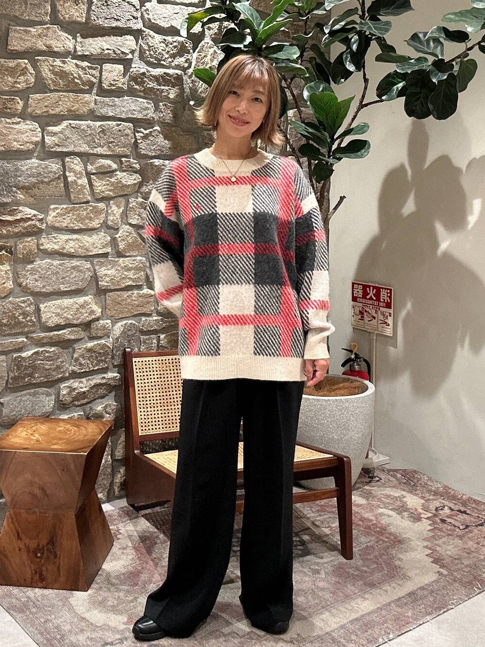 ベージュ系のニット/セーター、ブラック系のブーツ、ブラック系のその他パンツを着用したレディースの秋コーディネートの2枚目の写真