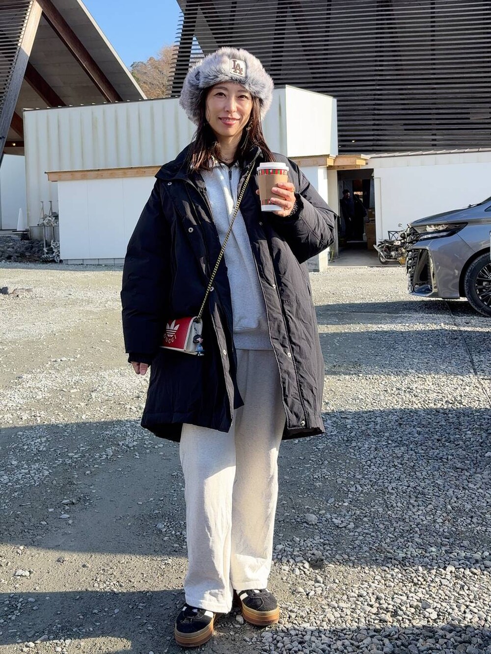 ベージュ系のその他パンツを着用したレディースの冬コーディネートの2枚目の写真