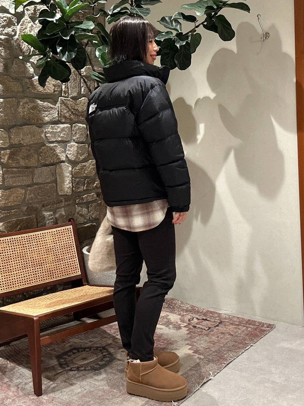 パープル系のシャツ/ブラウス、ホワイト系のショルダーバッグ、ブラック系のその他パンツを着用したレディースの秋コーディネートの2枚目の写真