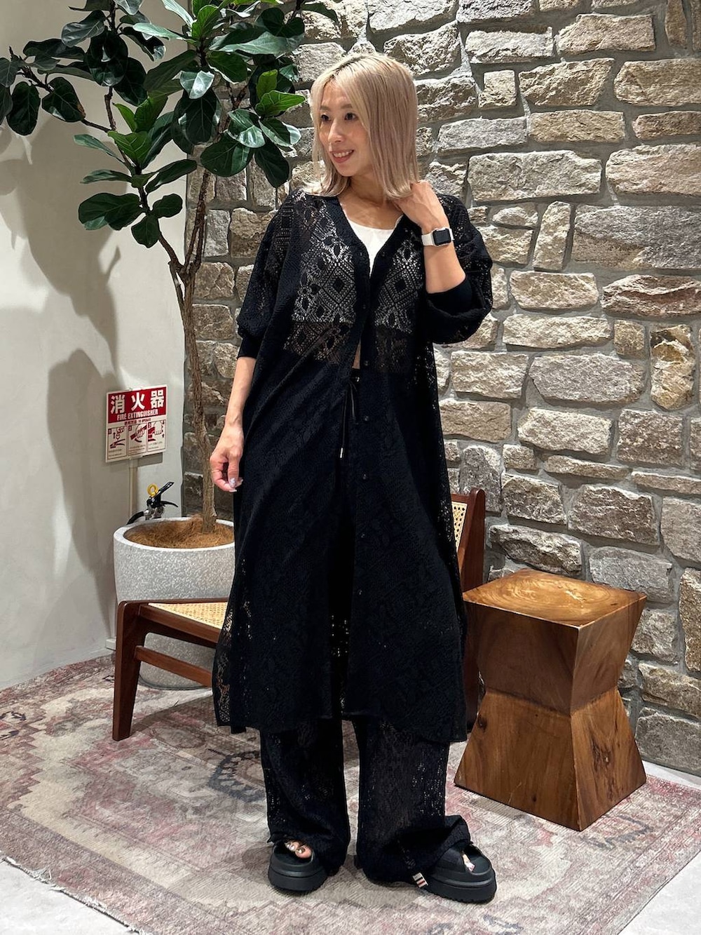 ブラック系のサンダル、ブラック系のワンピース、ブラック系のその他パンツを着用したレディースの春コーディネートの3枚目の写真