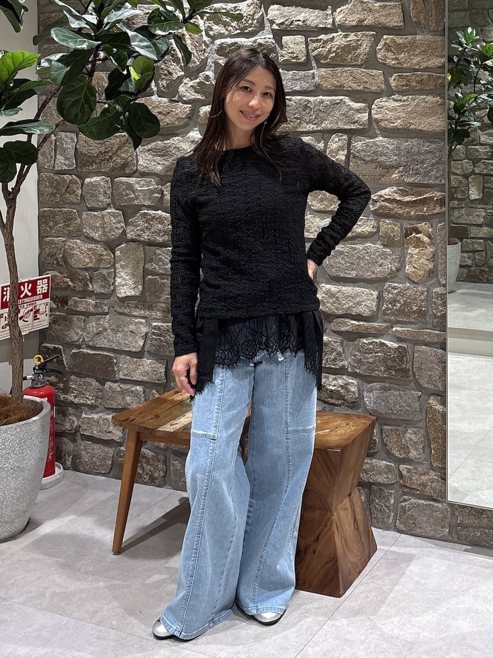 グレー系のスニーカー、ブラック系のTシャツ/カットソー、ブラック系のTシャツ/カットソーを着用したレディースの春コーディネートの2枚目の写真