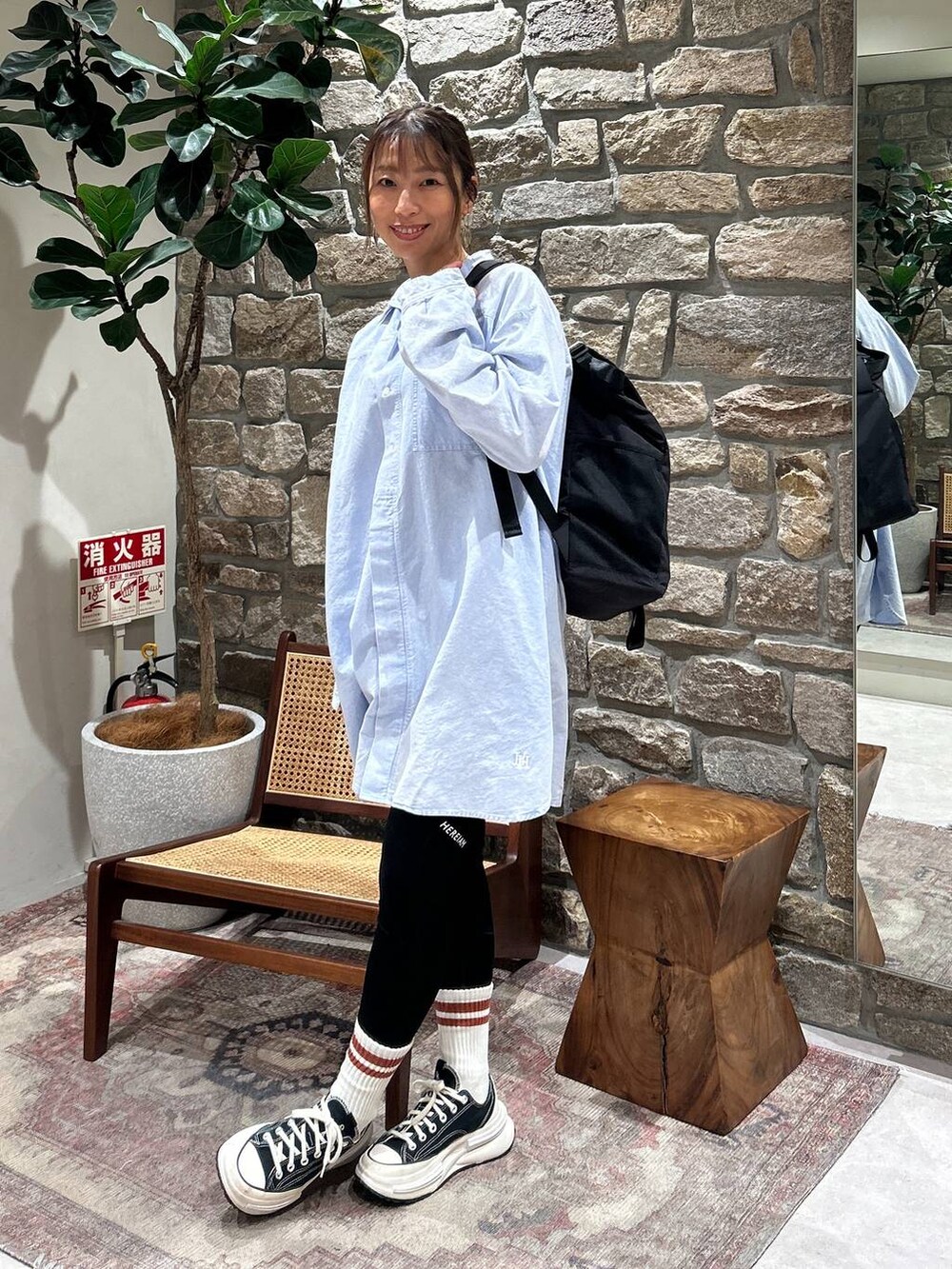 ブラック系のバックパック/リュック、ブルー系のシャツ/ブラウス、ブラック系のレギンス/スパッツを着用したレディースの冬コーディネートの3枚目の写真