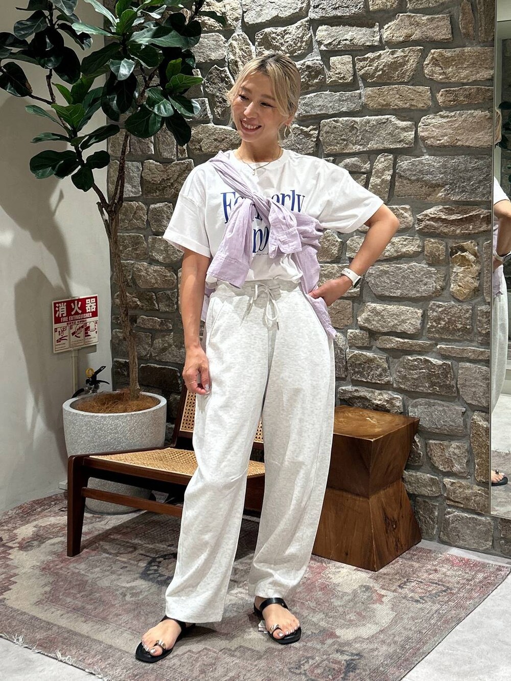 ホワイト系のTシャツ/カットソー、パープル系のシャツ/ブラウス、ブラック系のサンダルを着用したレディースの夏コーディネートの2枚目の写真