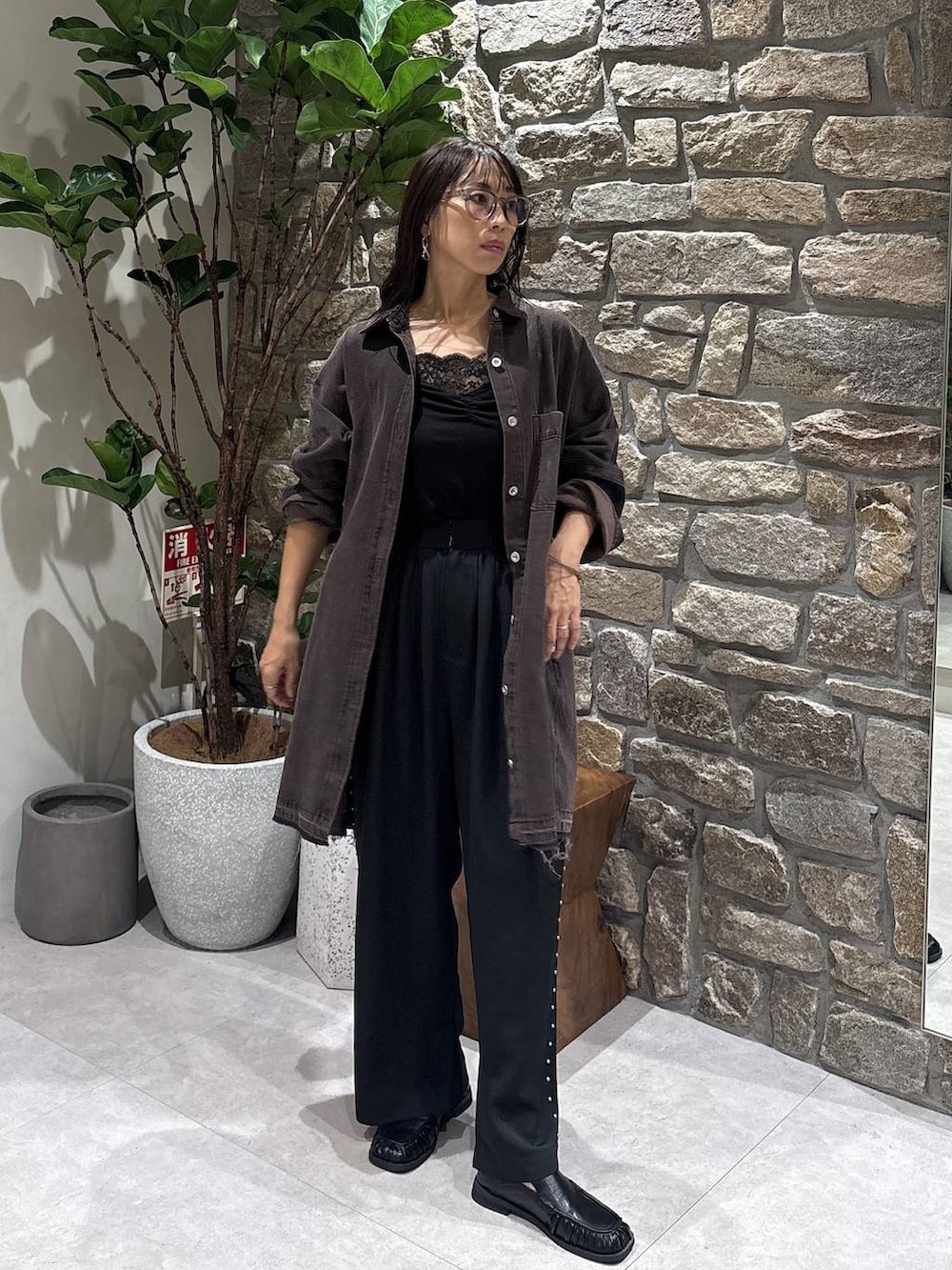ブラック系のスリッポン、ブラック系のその他パンツ、ブラウン系のワンピースを着用したレディースの秋コーディネートの3枚目の写真
