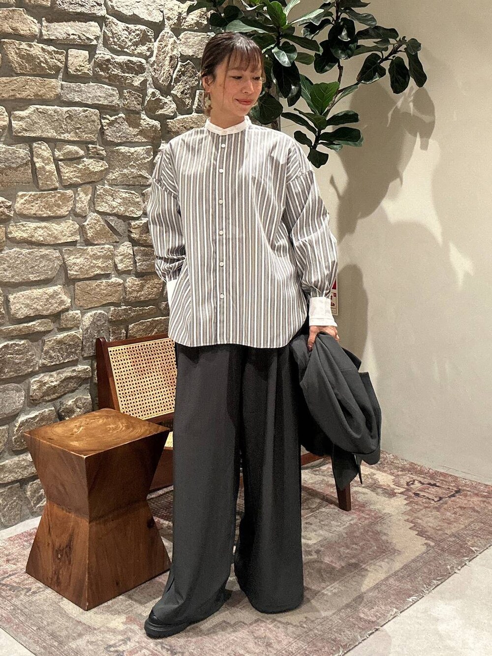 グレー系のシャツ/ブラウス、その他のローファー、グレー系のその他パンツを着用したレディースの冬コーディネートの2枚目の写真