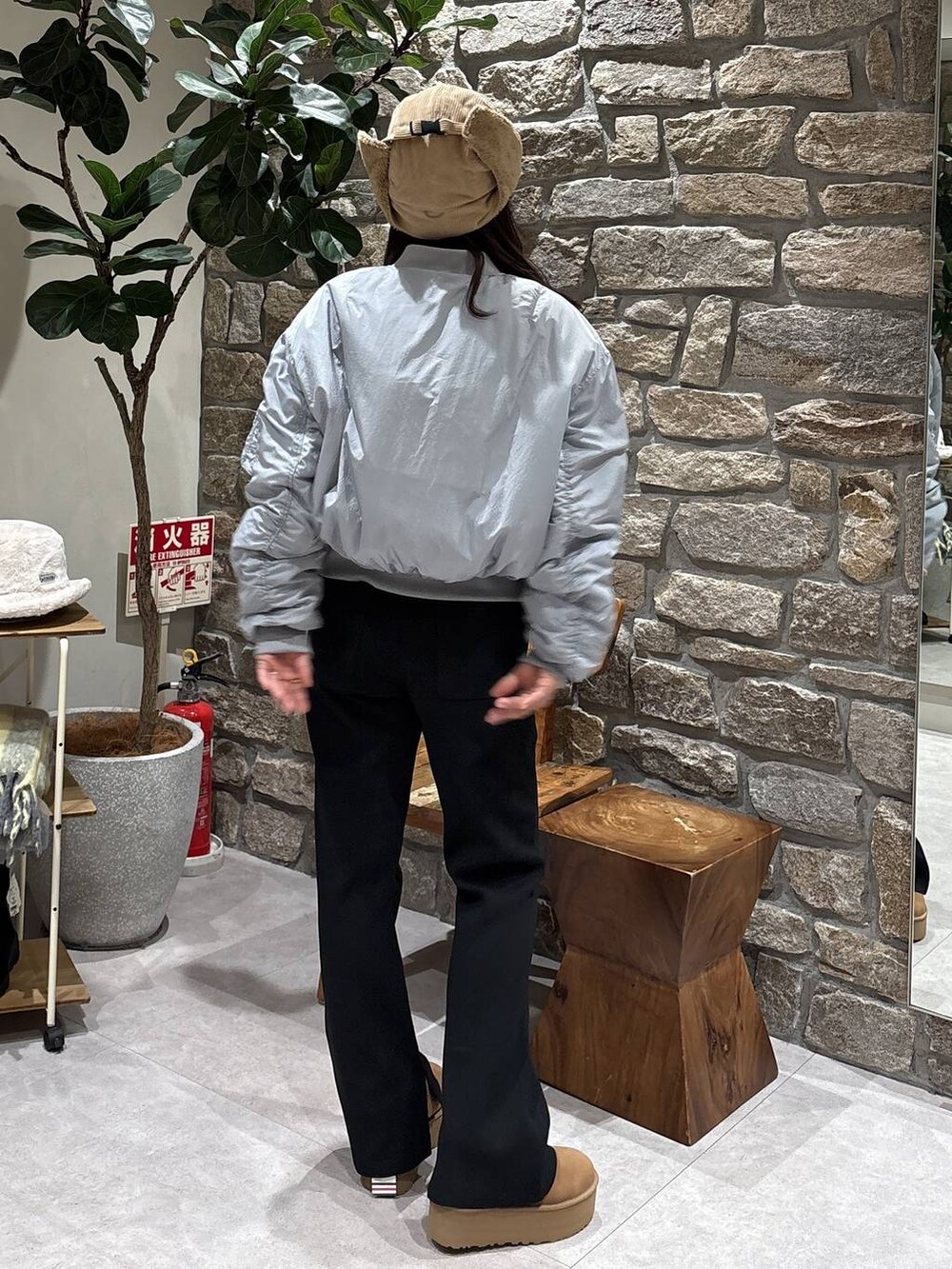 ブラック系のその他パンツ、ブルー系のMA-1を着用したレディースの冬コーディネートの3枚目の写真