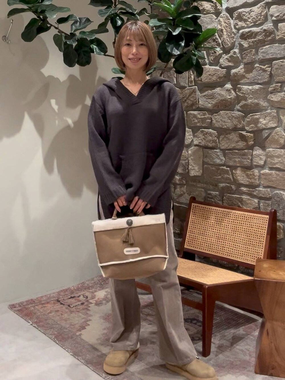 ベージュ系のその他パンツ、ベージュ系のスリッポン、イエロー系のショルダーバッグを着用したレディースの秋コーディネートの2枚目の写真