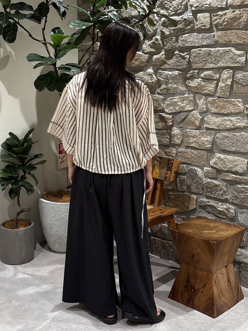 ホワイト系のシャツ/ブラウス、ブラック系のその他パンツ、ブラック系のサンダルを着用したレディースの夏コーディネートの3枚目の写真