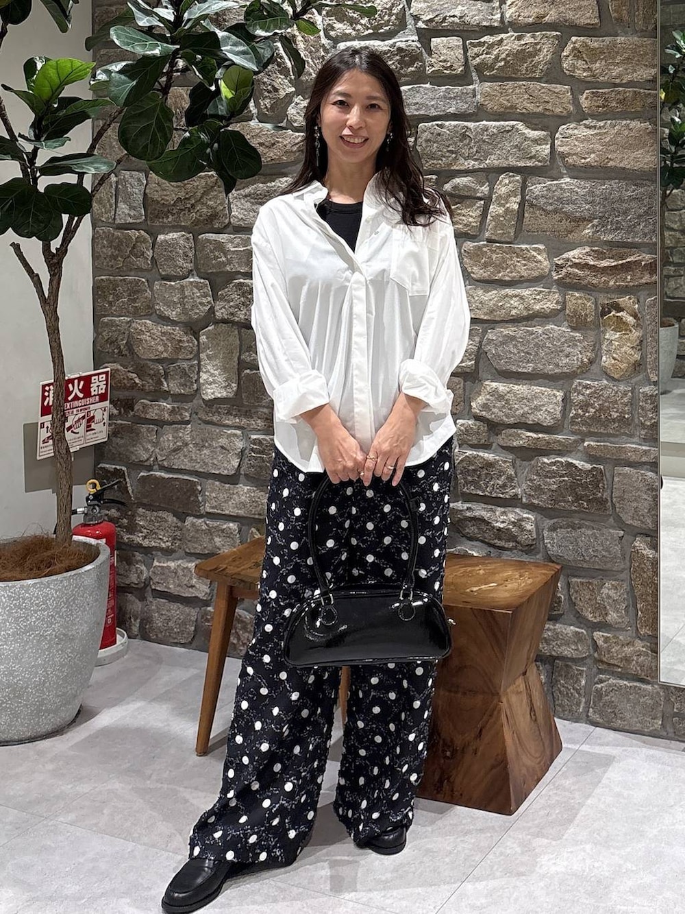 その他のローファー、ホワイト系のシャツ/ブラウス、ブラック系のその他パンツを着用したレディースの春コーディネートの3枚目の写真