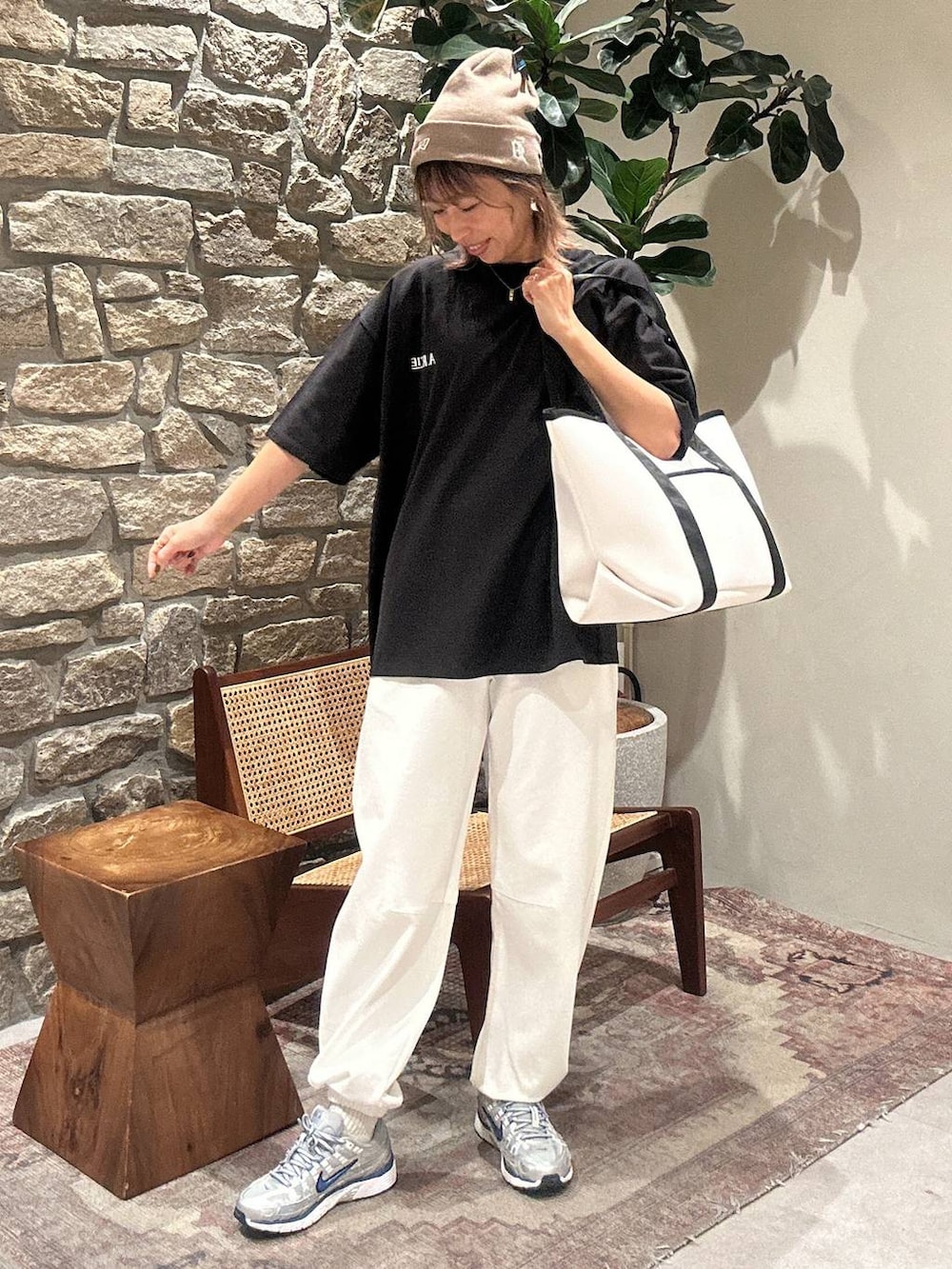 ベージュ系のトートバッグ、ホワイト系のその他パンツ、ベージュ系のニットキャップ/ビーニーを着用したレディースの冬コーディネートの2枚目の写真